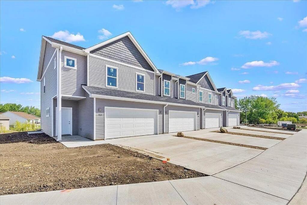 Central Cedar Falls New Construction Townhome! 外观 照片