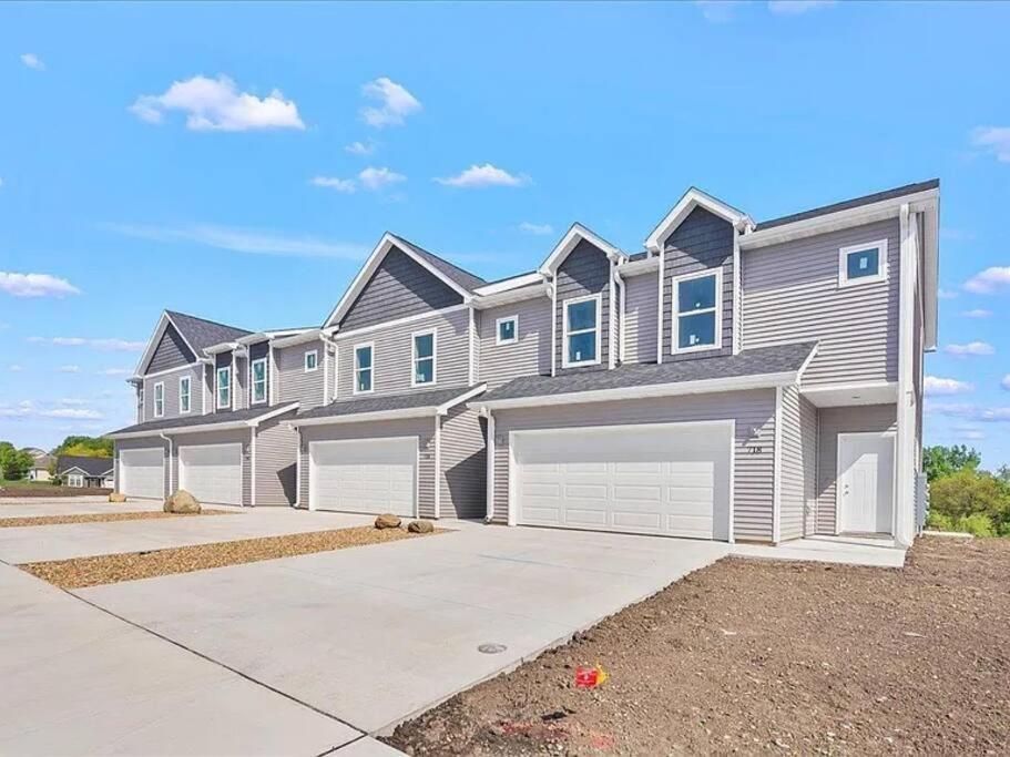 Central Cedar Falls New Construction Townhome! 外观 照片