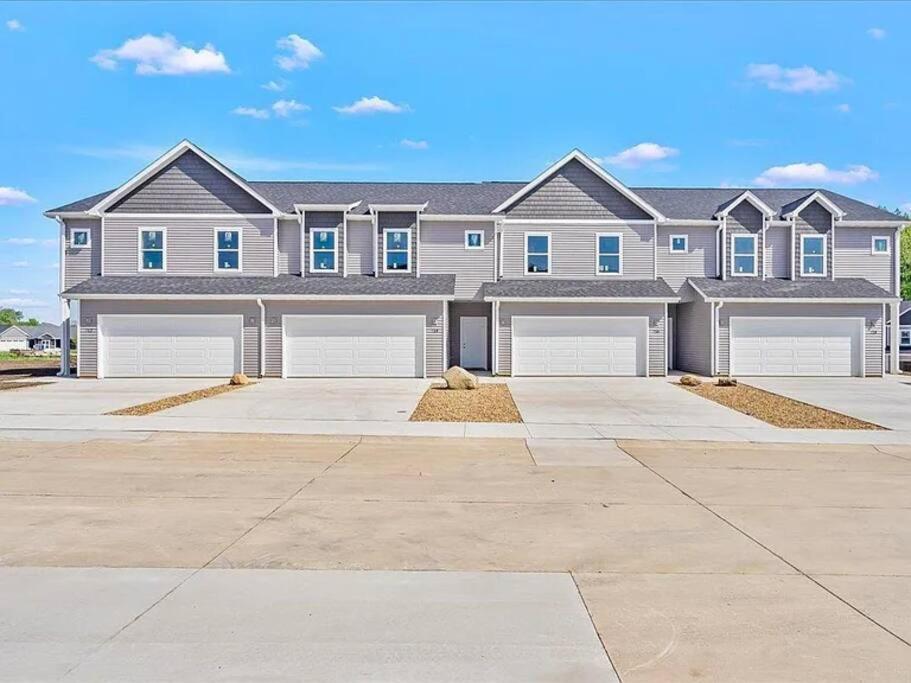 Central Cedar Falls New Construction Townhome! 外观 照片